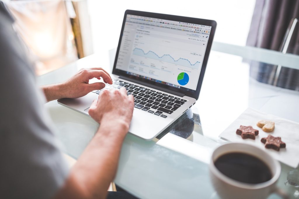 Eventos por API: gráficos de analítica de campañas en una laptop