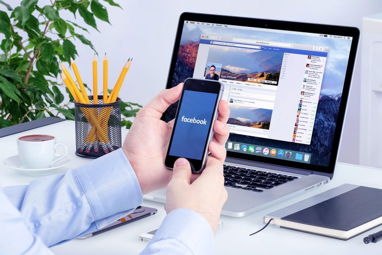Facebook en el celular y en la laptop, midiendo campañas de Meta