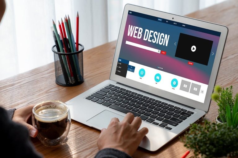 Servicios esenciales para tu página web: diseño web en una laptop