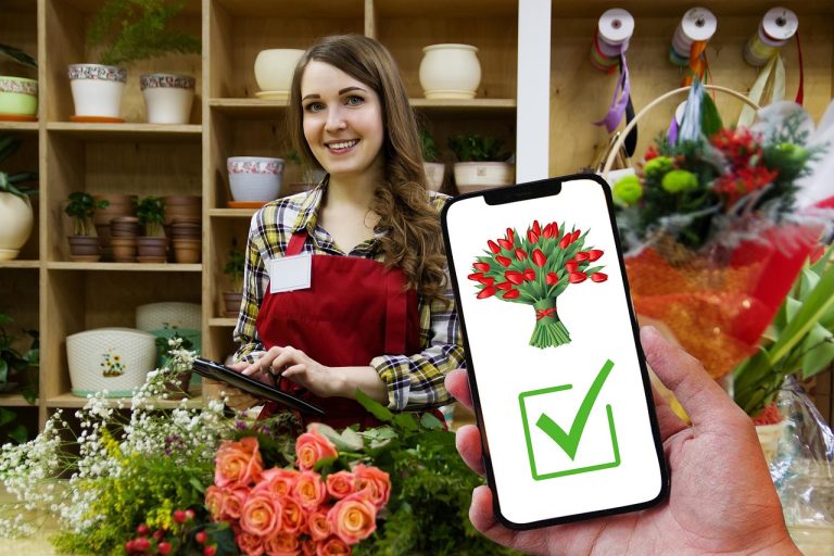 Emprendedora en su tienda confirmando un pedido online desde el celular