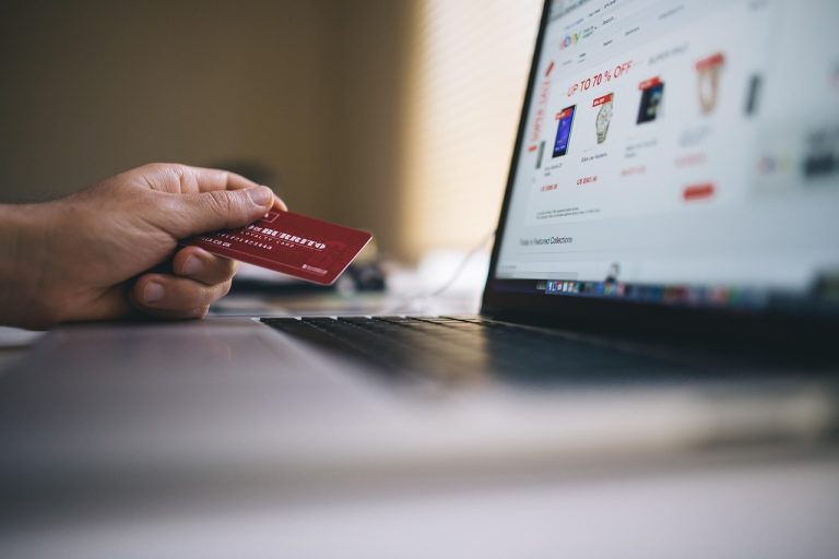 Compra online con tarjeta de crédito desde una laptop
